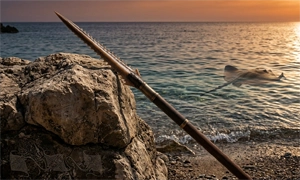 Una lancia in riva al mare come illustrazione della morte di Ulisse